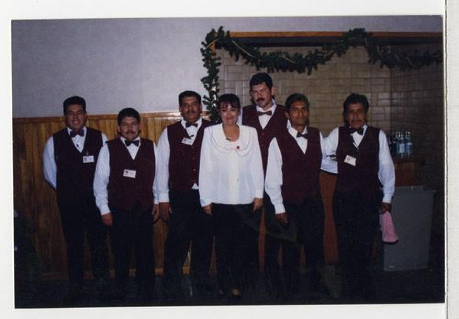Hombres y mujer uniformados, retrato de grupo.
