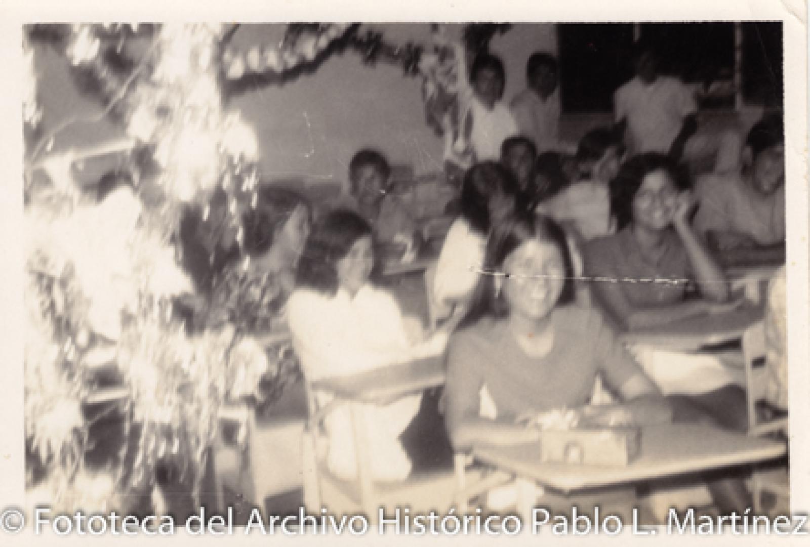 Hombres y mujeres con regalos y sentados en butacas