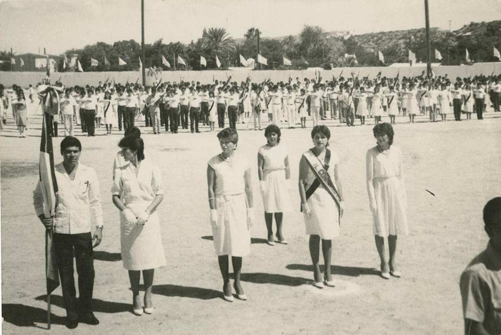 Hombres y mujeres en acto cívico.