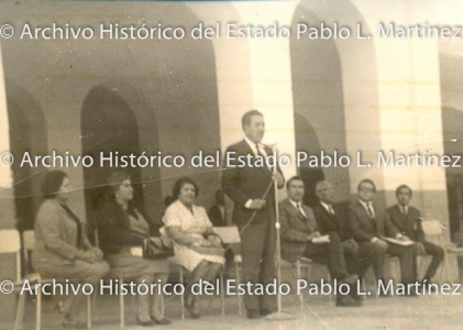 Hombres y mujeres en acto público.