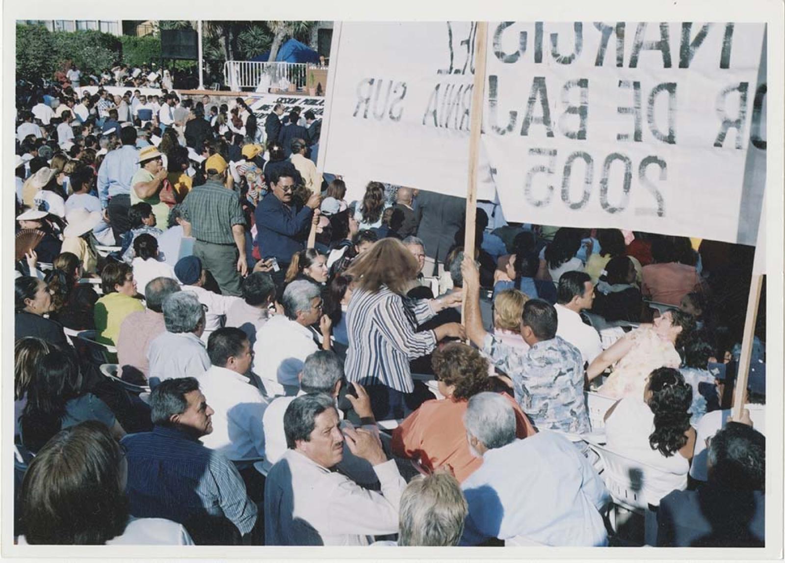 Hombres y mujeres en acto público.