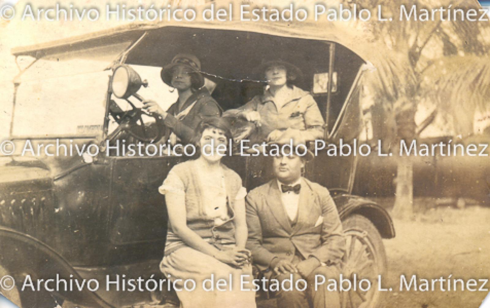 Hombres y mujeres en automóvil, retrato de grupo.