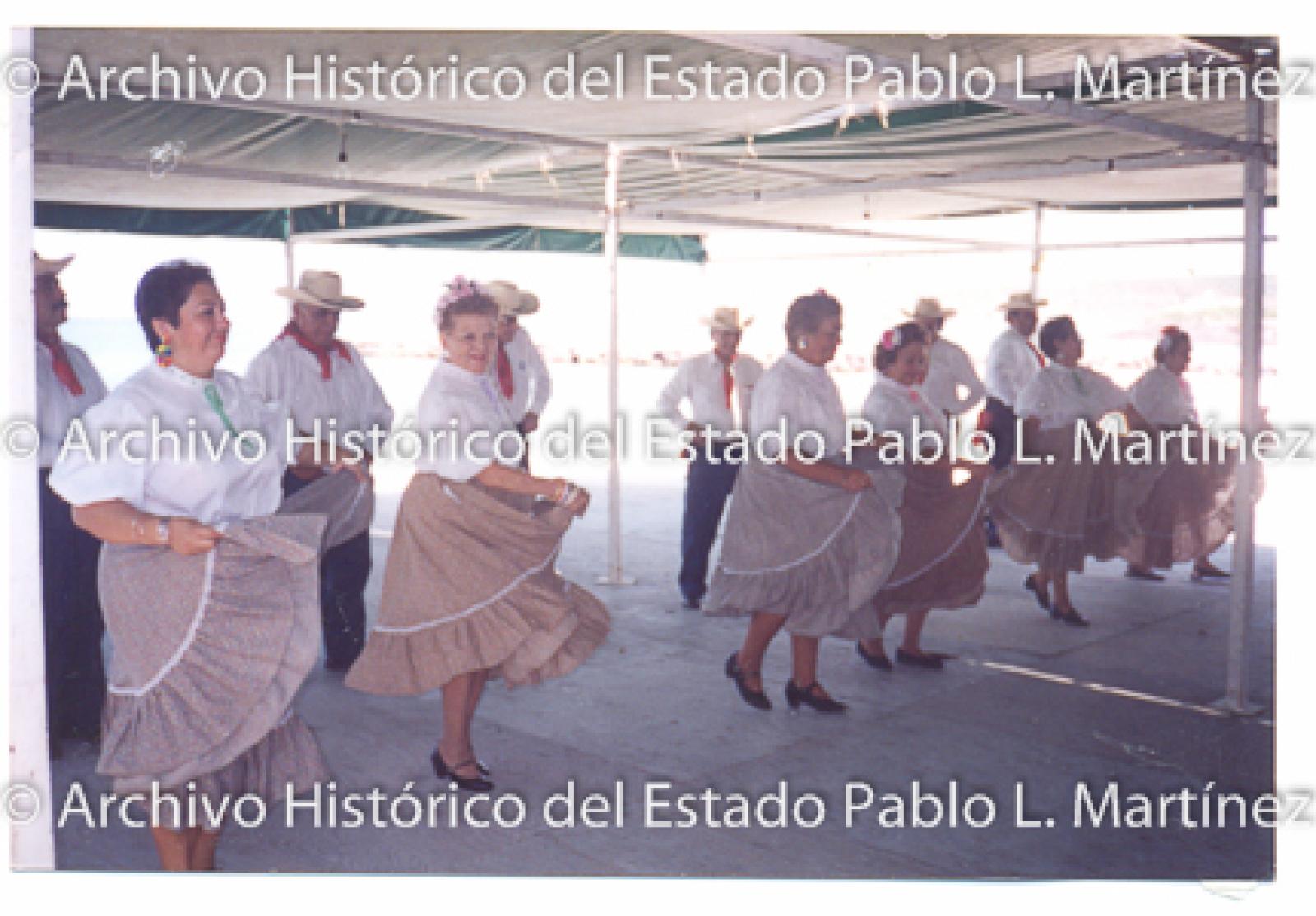 Hombres y mujeres en bailable.