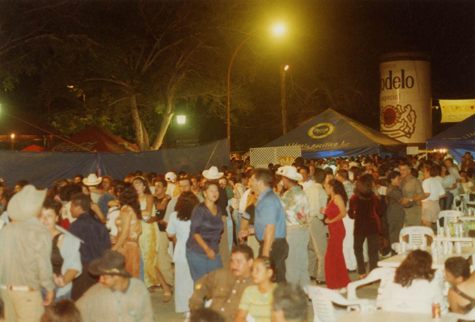 Hombres y mujeres en baile.