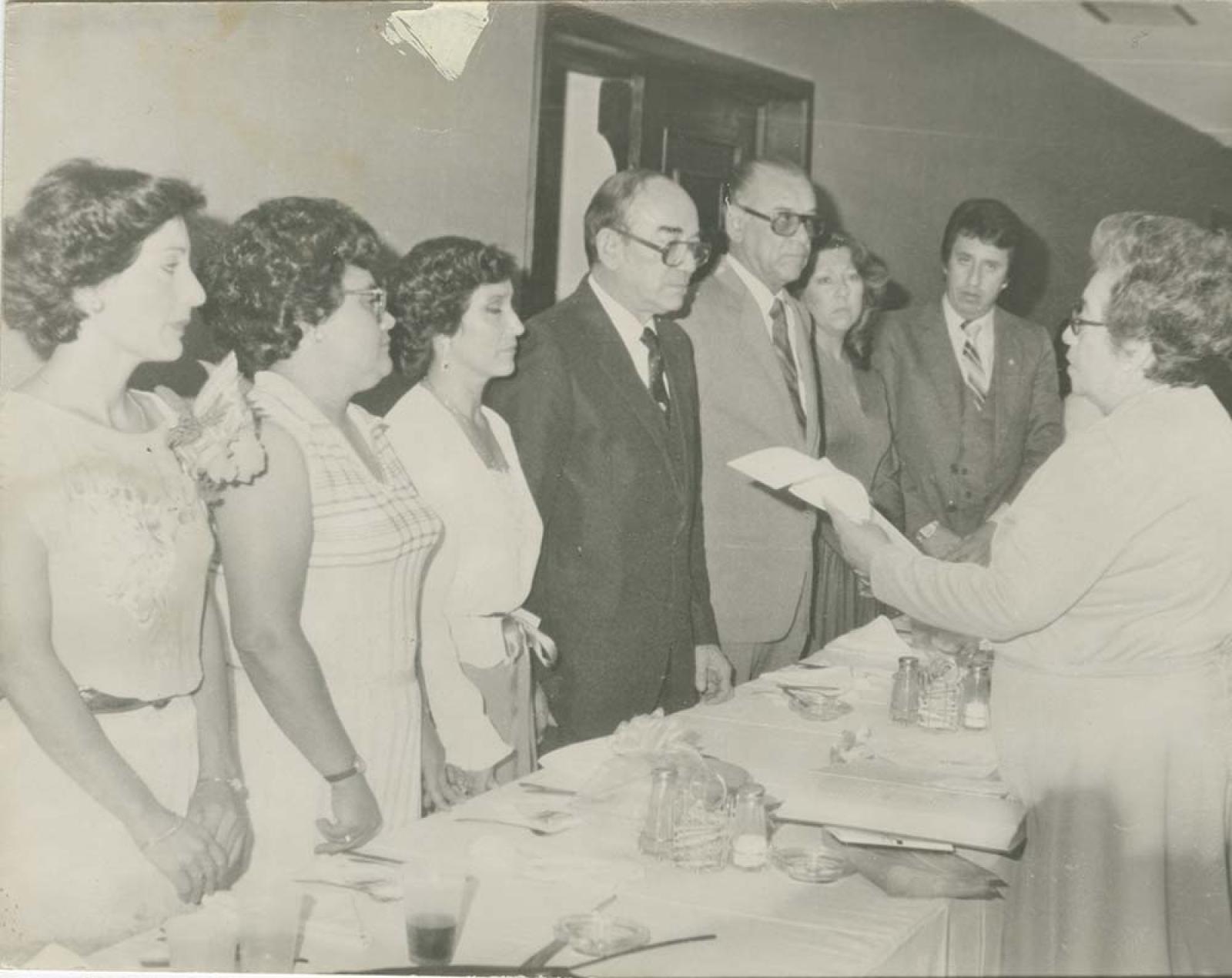 Hombres y mujeres en banquete.