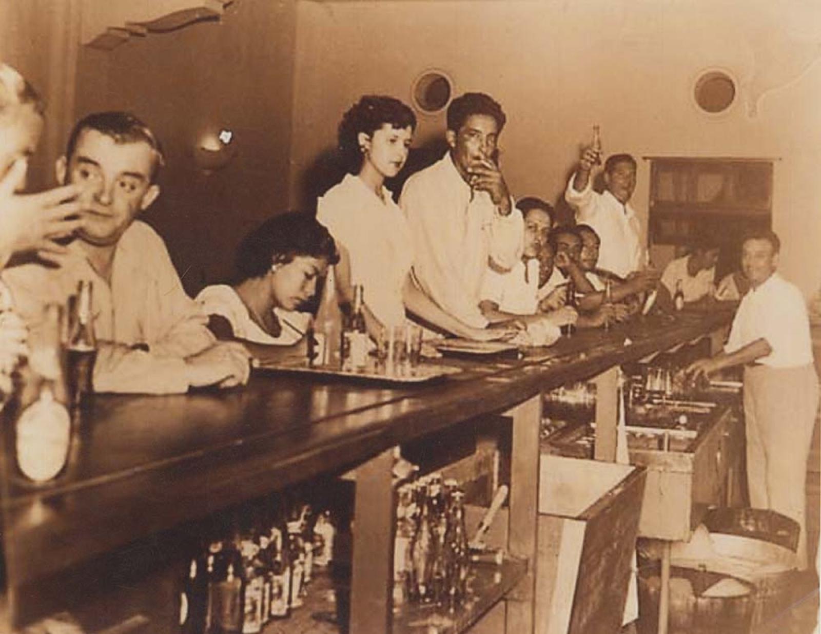 Hombres y mujeres en bar.