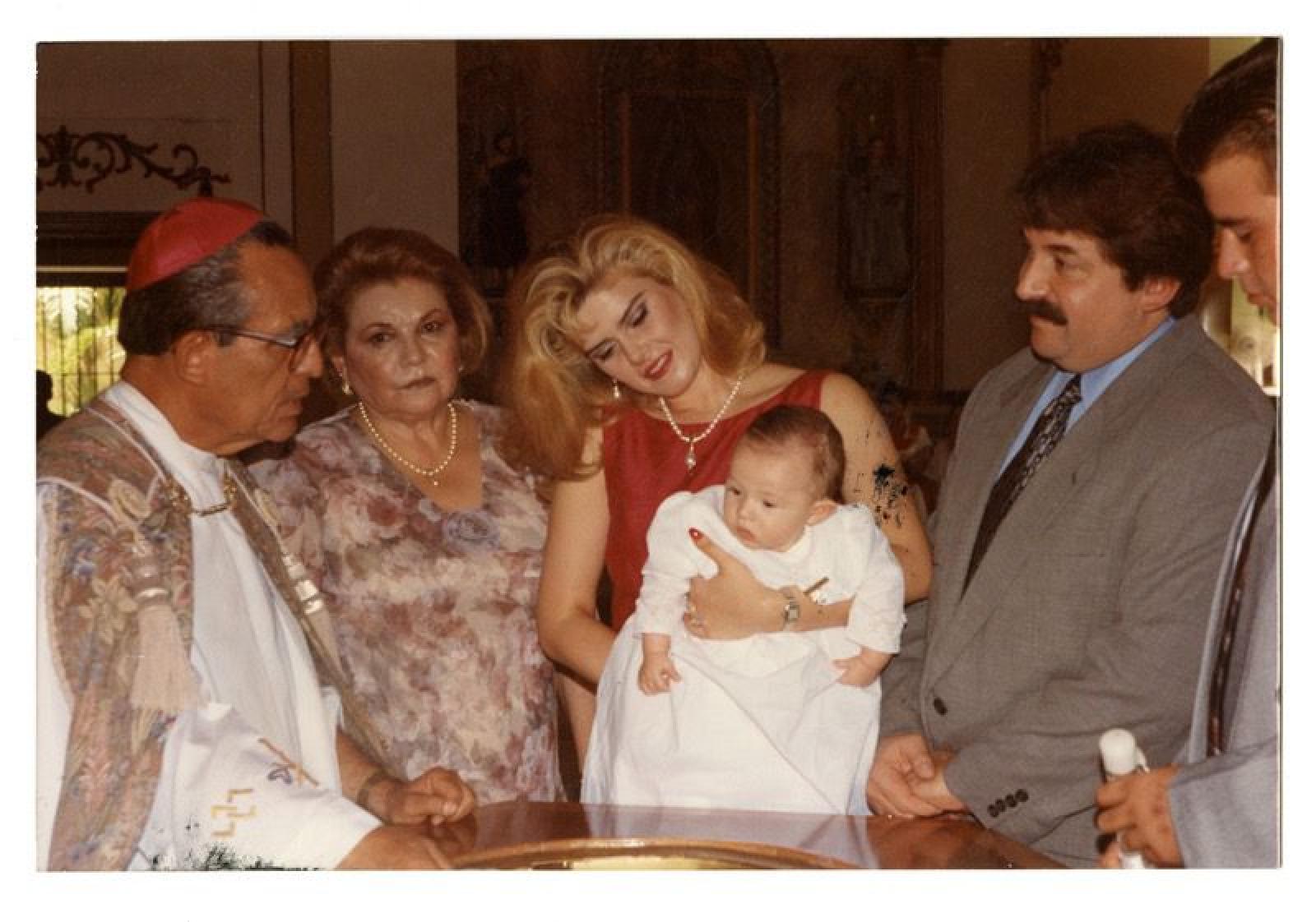Hombres y mujeres en bautizo, retrato.
