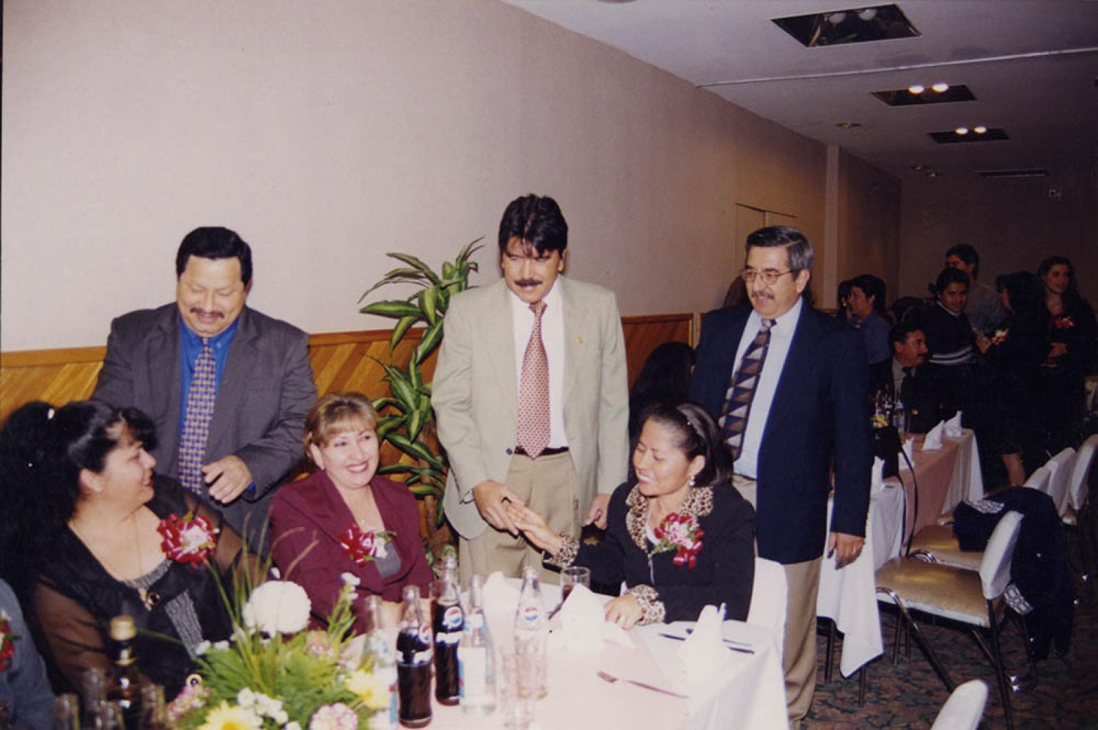 Hombres y mujeres en celebración.