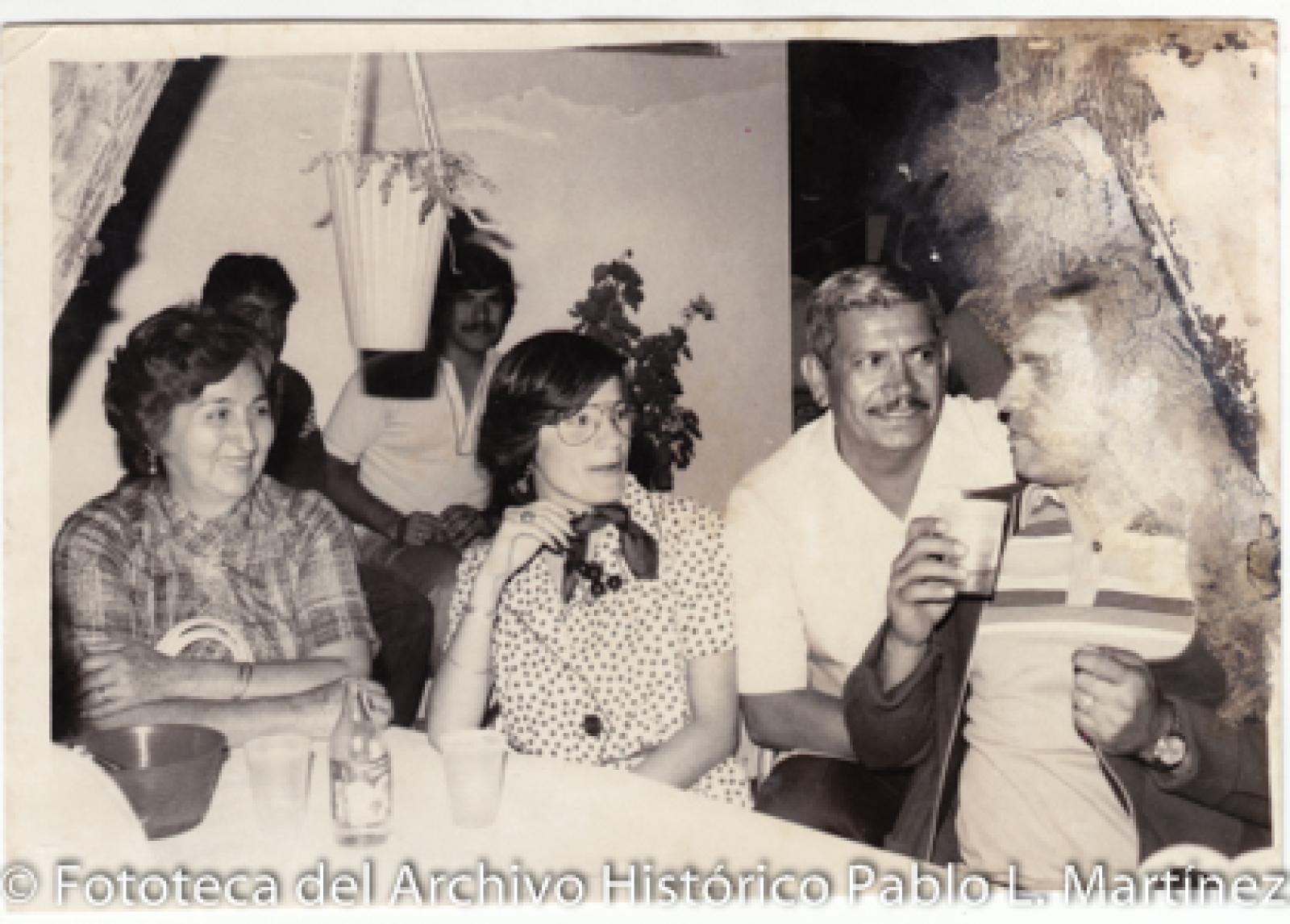 Hombres y mujeres en comedor.