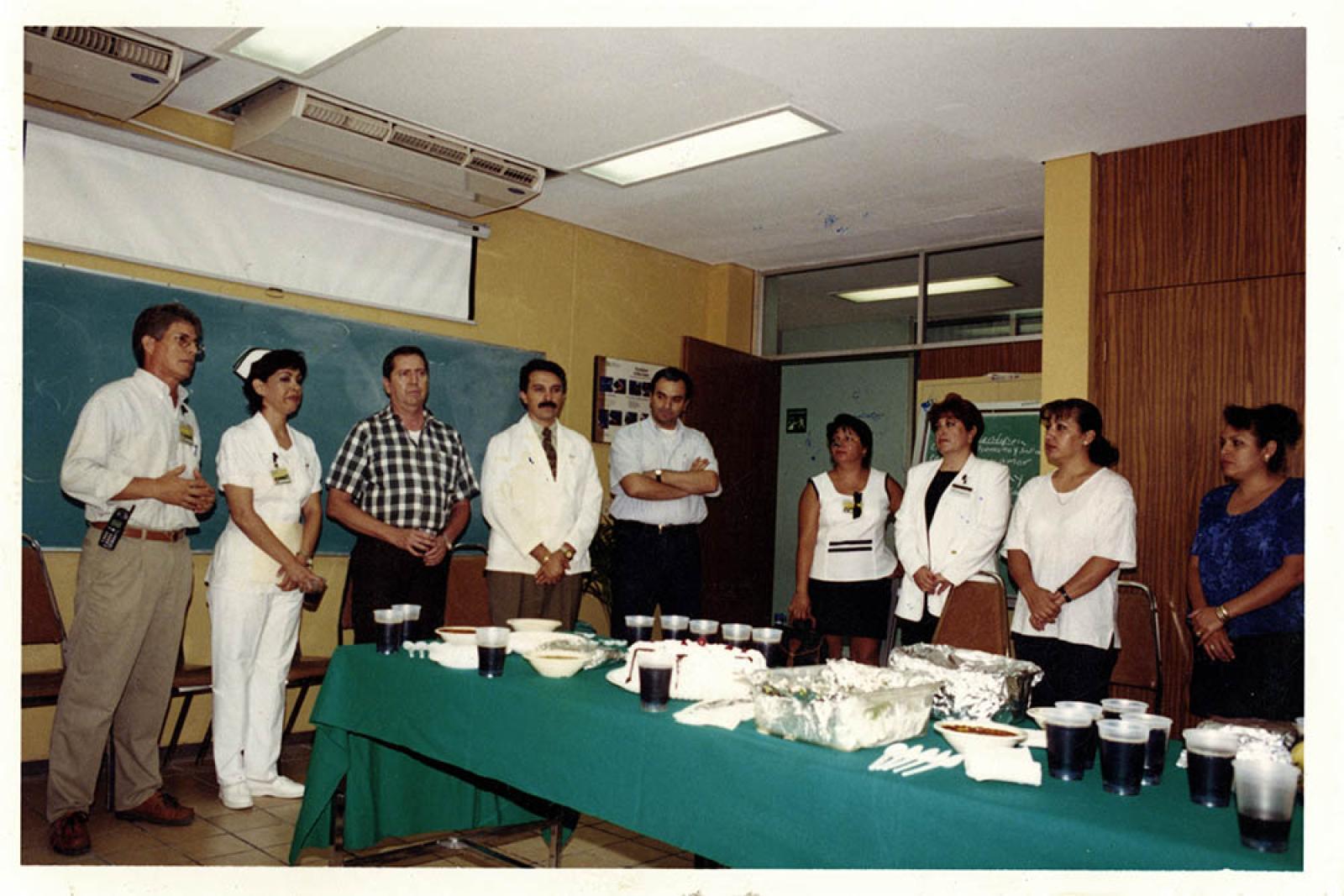 Hombres y mujeres en convivio.