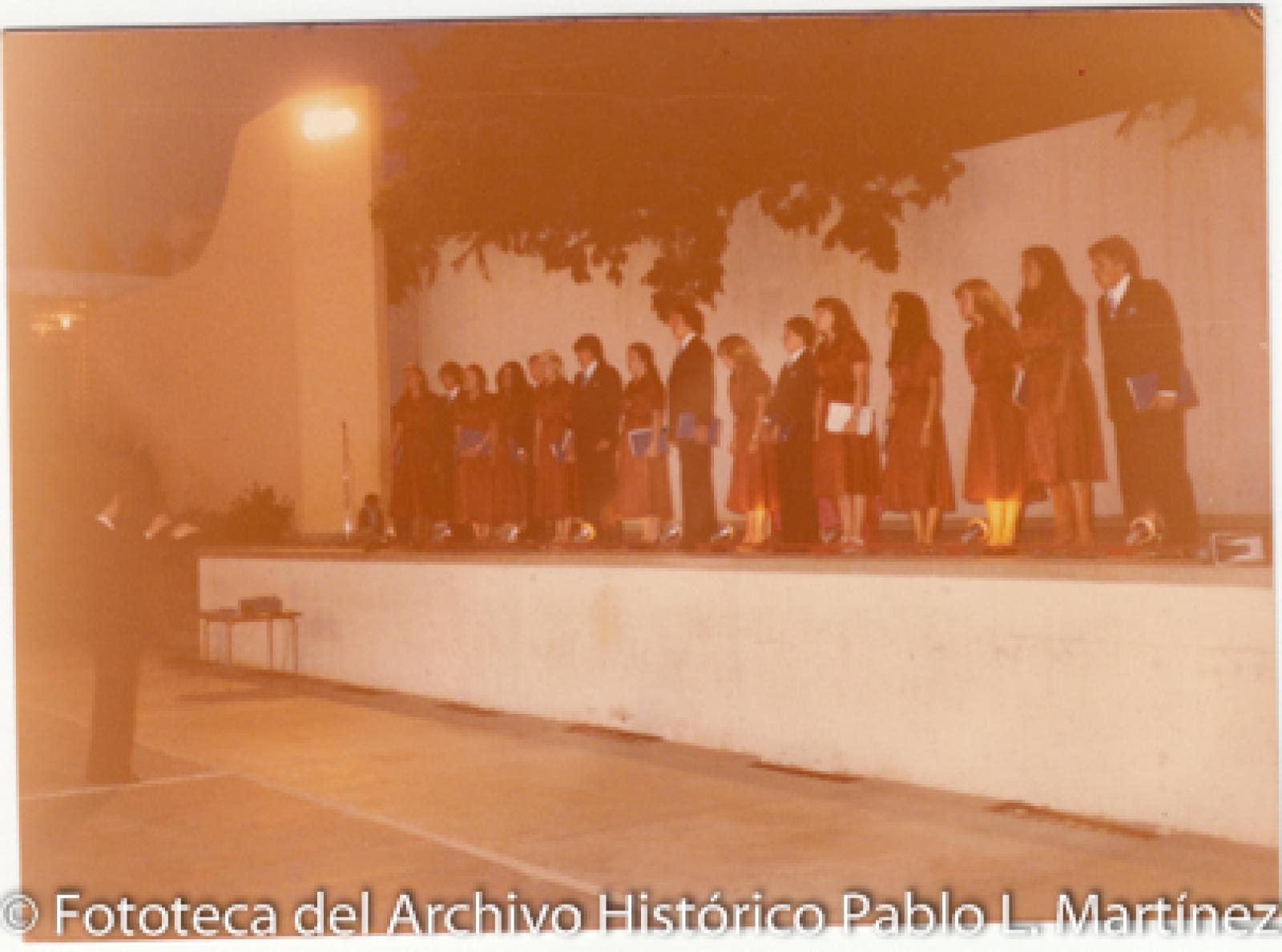Hombres y mujeres en escenario.