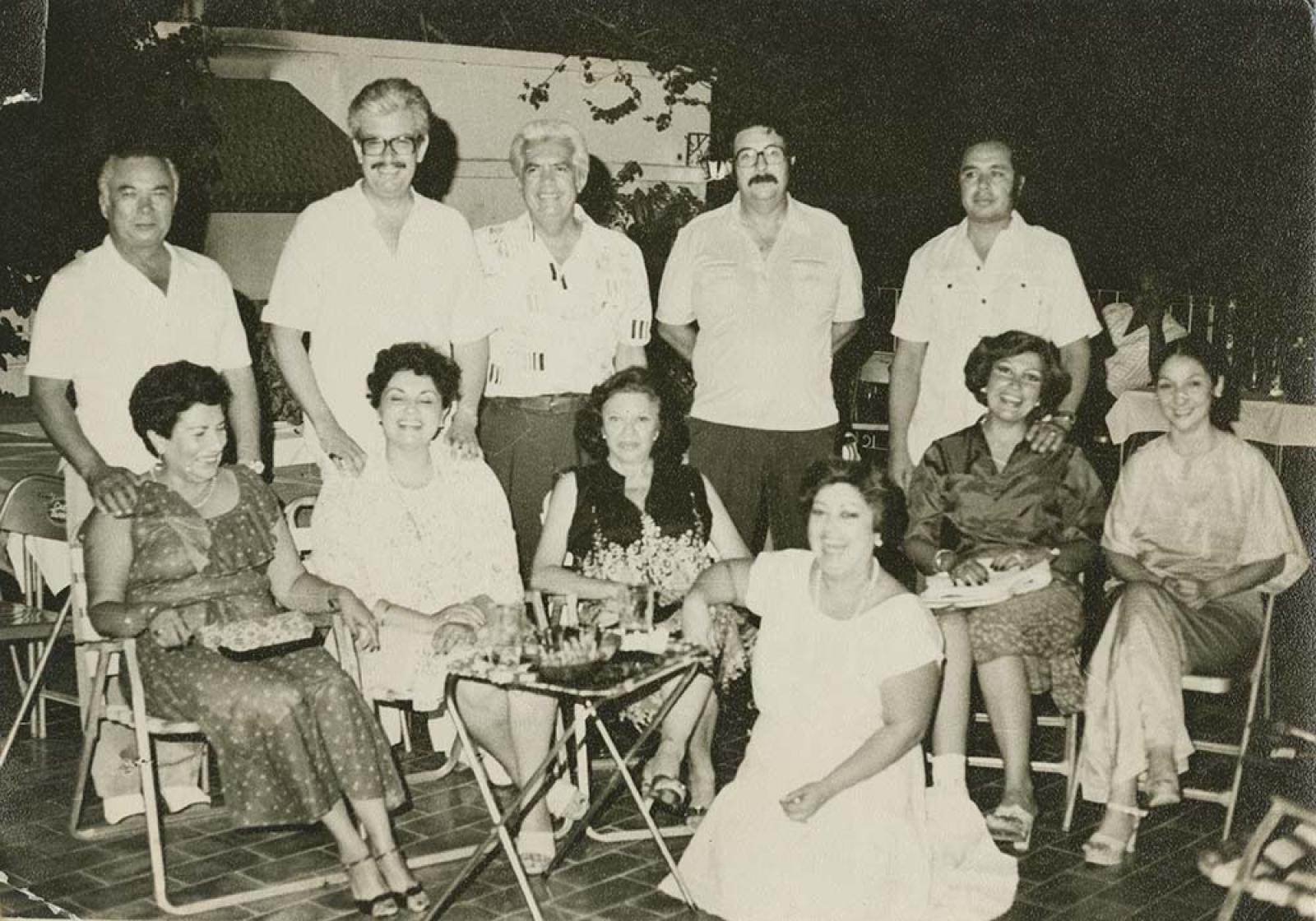 Hombres y mujeres en evento social.