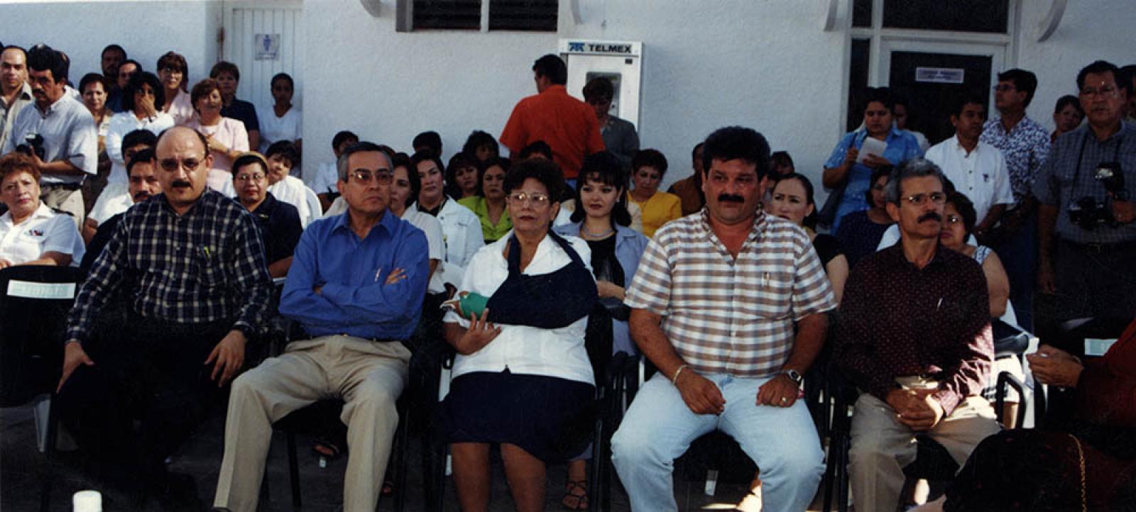 Hombres y mujeres en evento.