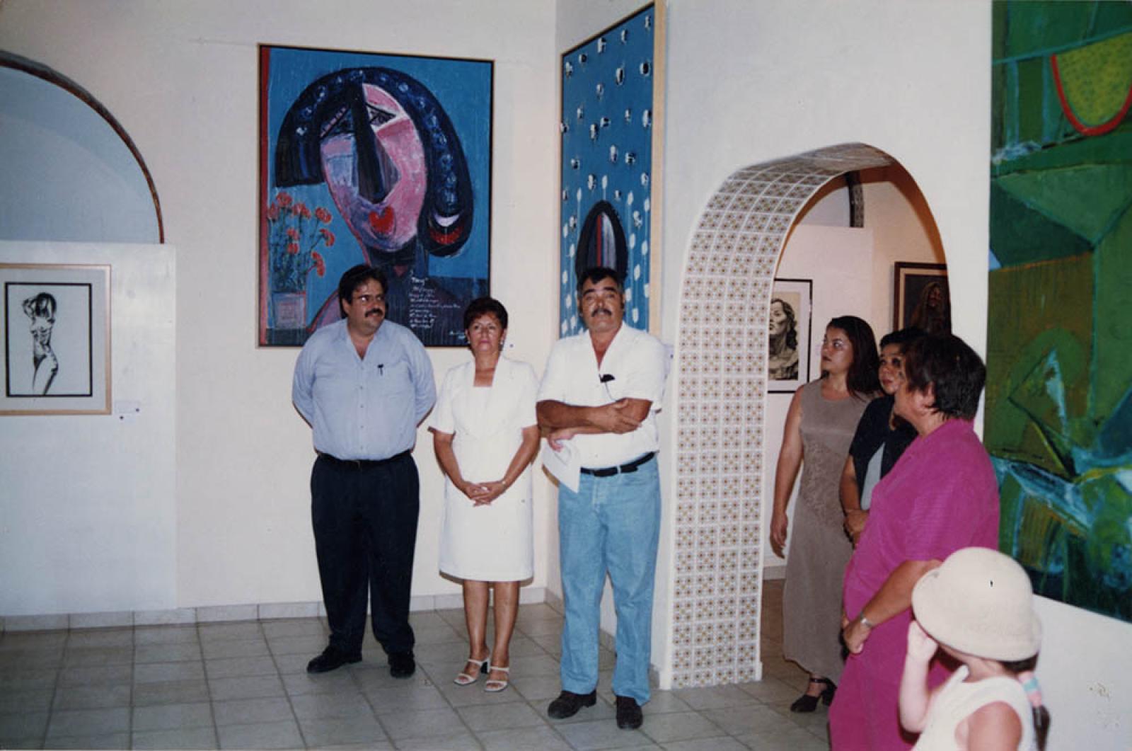 Hombres y mujeres en exposición artística.