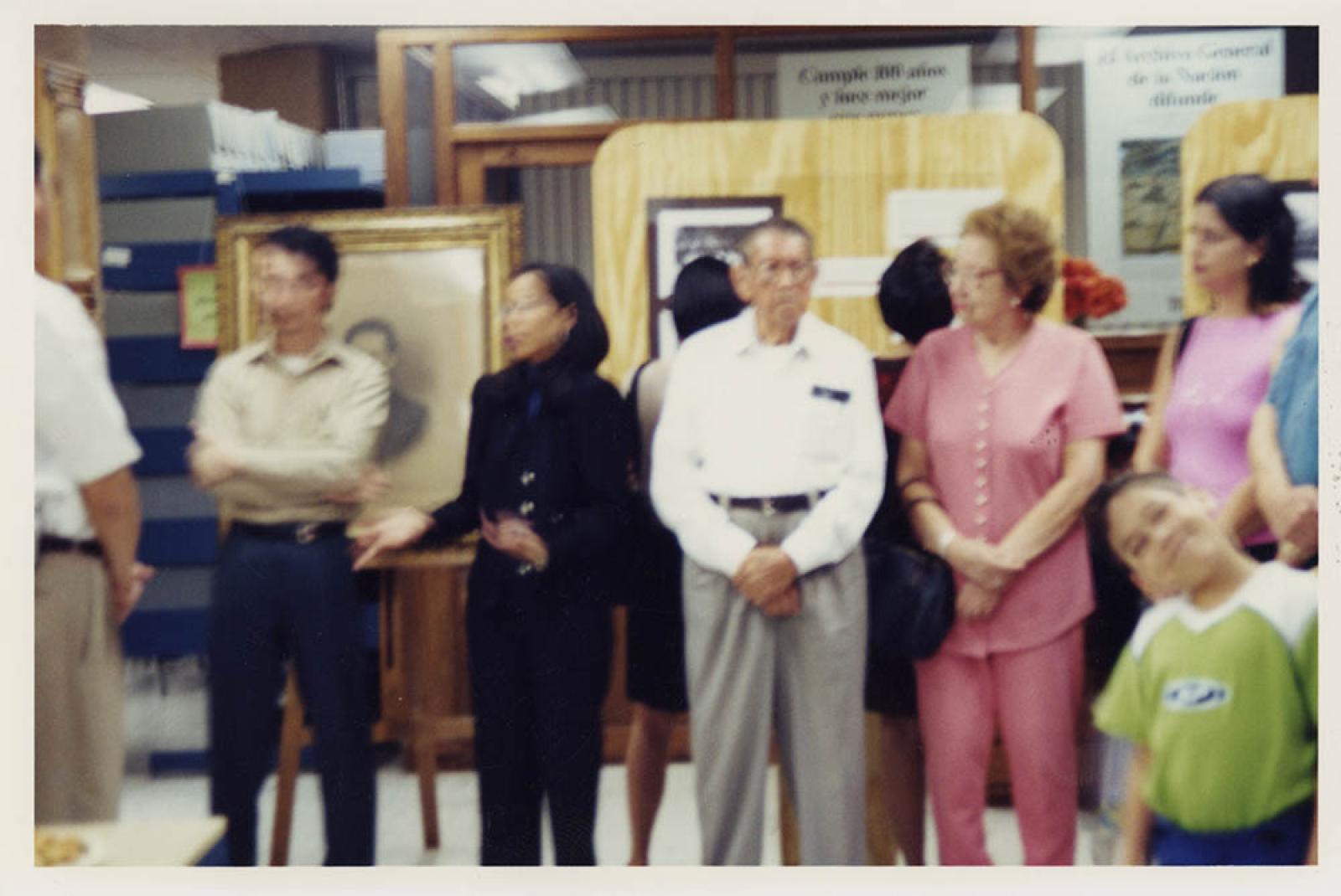 Hombres y mujeres en exposición fotográfica, Archivo histórico Pablo L. Martínez.