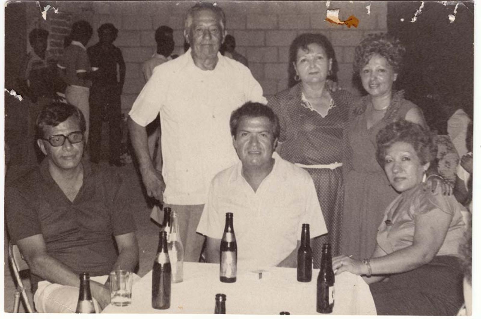 Hombres y mujeres en fiesta.
