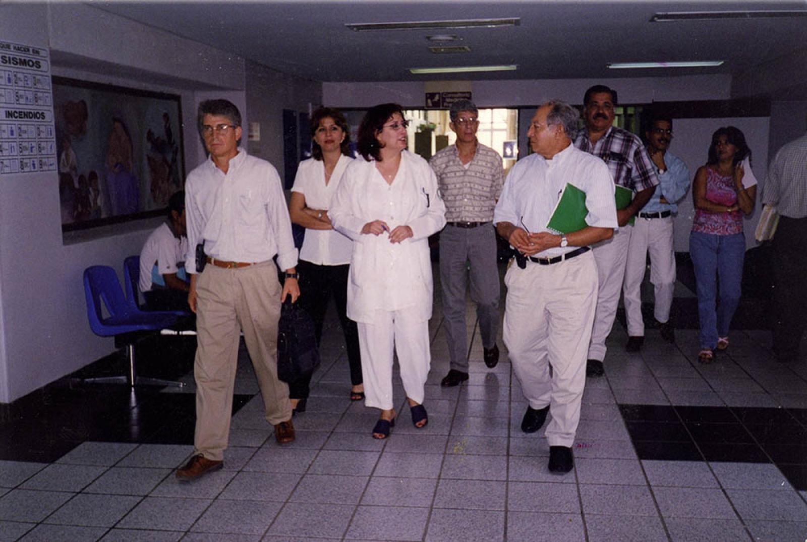 Hombres y mujeres en hospital.