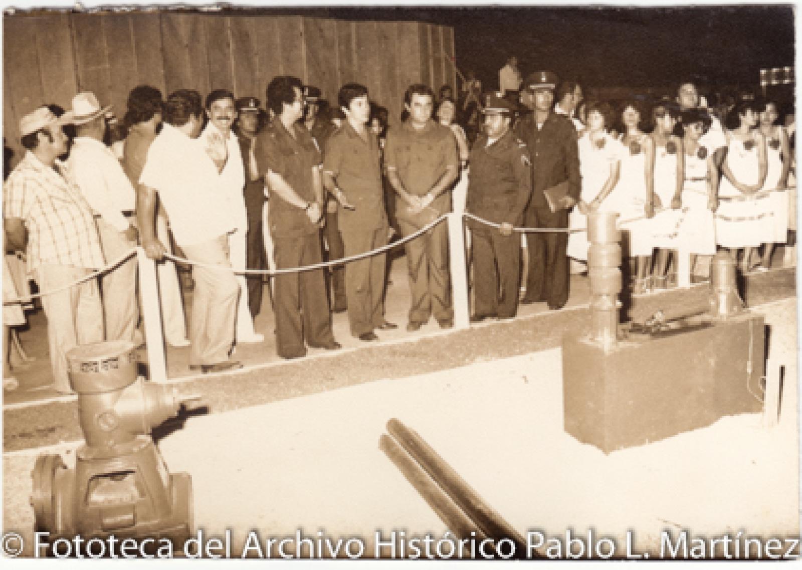 Hombres y mujeres en inauguración.