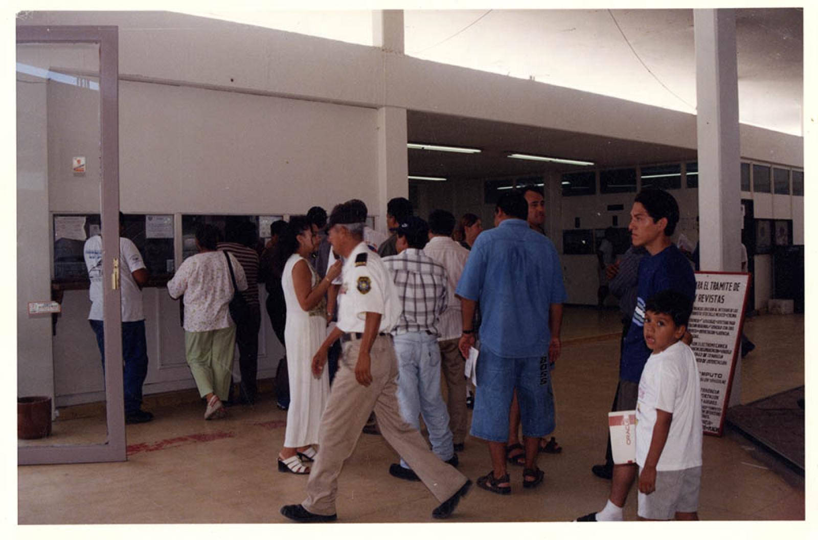 Hombres y mujeres en instalaciones de tránsito.