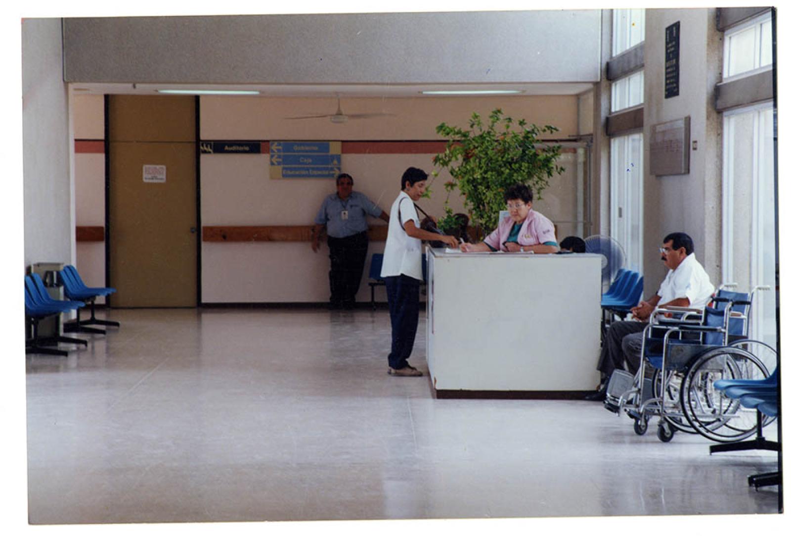 Hombres y mujeres en institución gubernamental.