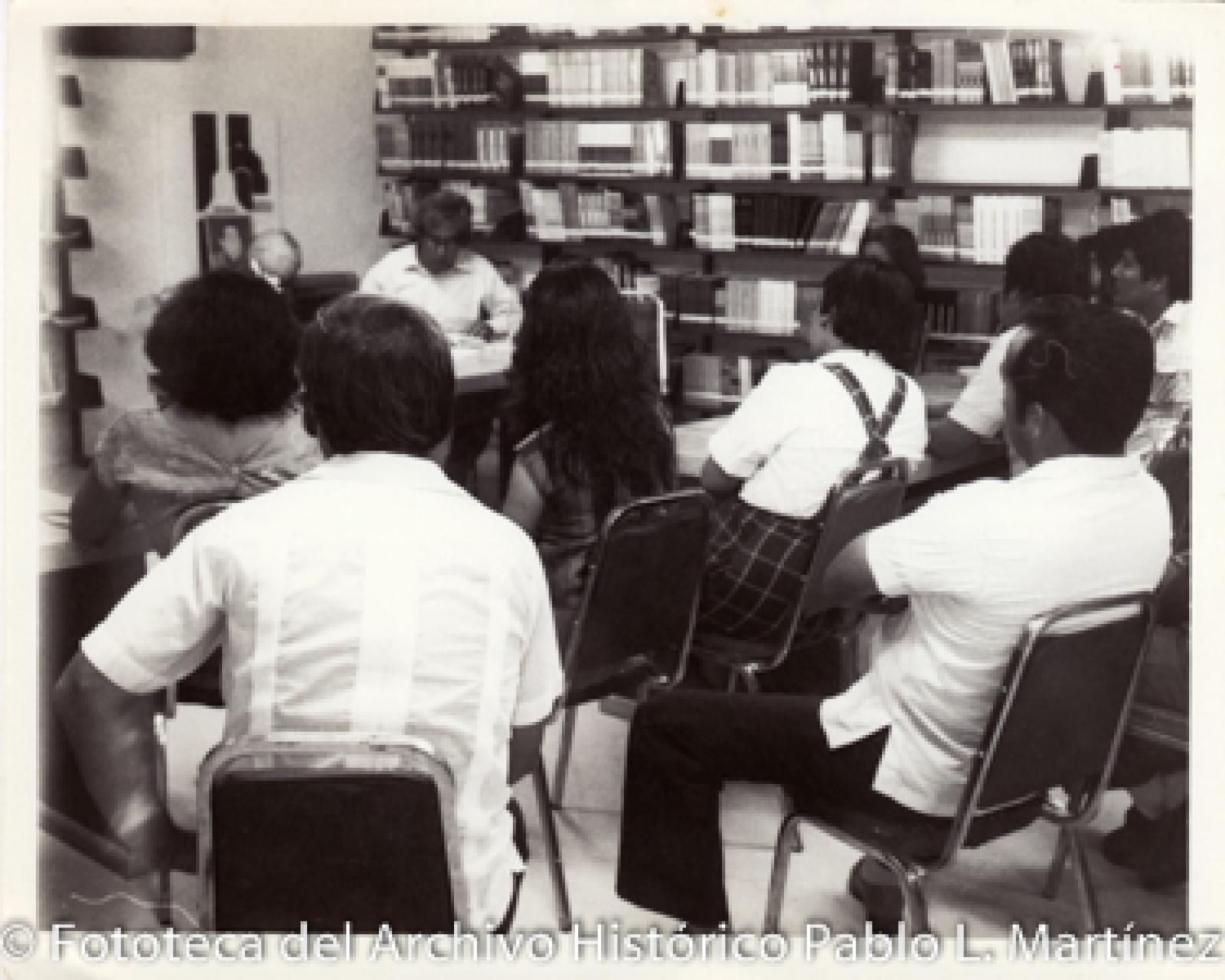 Hombres y mujeres en la biblioteca, retrato de grupo
