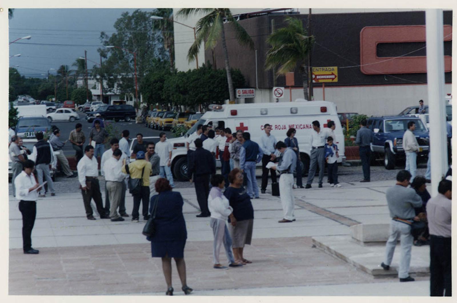 Hombres y mujeres en la explanada del Palacio de Gobierno.