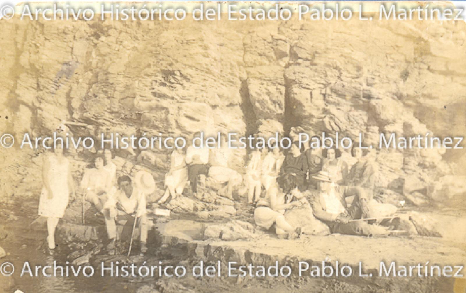 Hombres y mujeres en la playa, retrato de grupo.