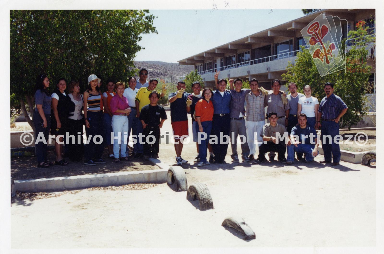 Hombres y mujeres en las instalaciones de la Universidad de Tijuana Campus La Paz, Baja California Sur.