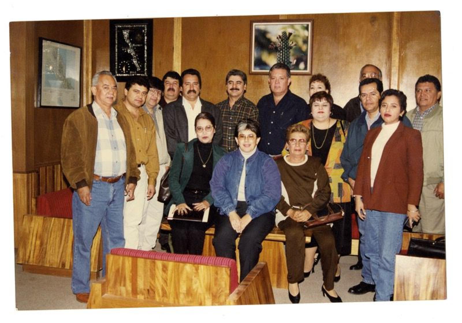 Hombres y mujeres en oficina, retrato de grupo.