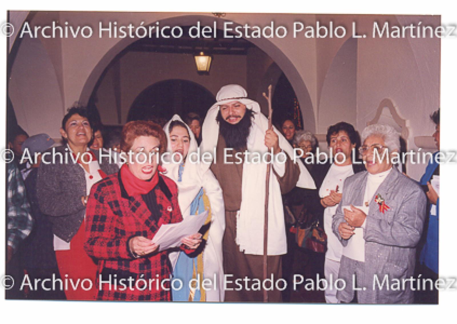 Hombres y mujeres en pastorela navideña.