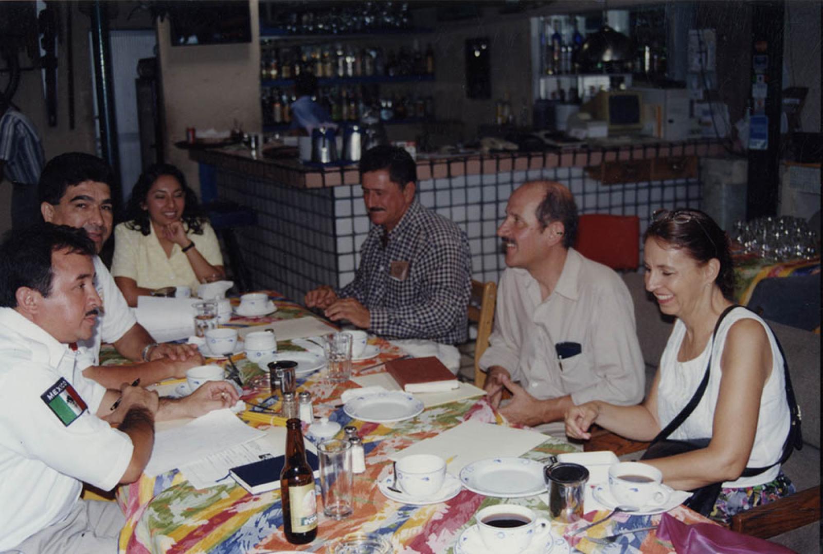 Hombres y mujeres en restaurante.