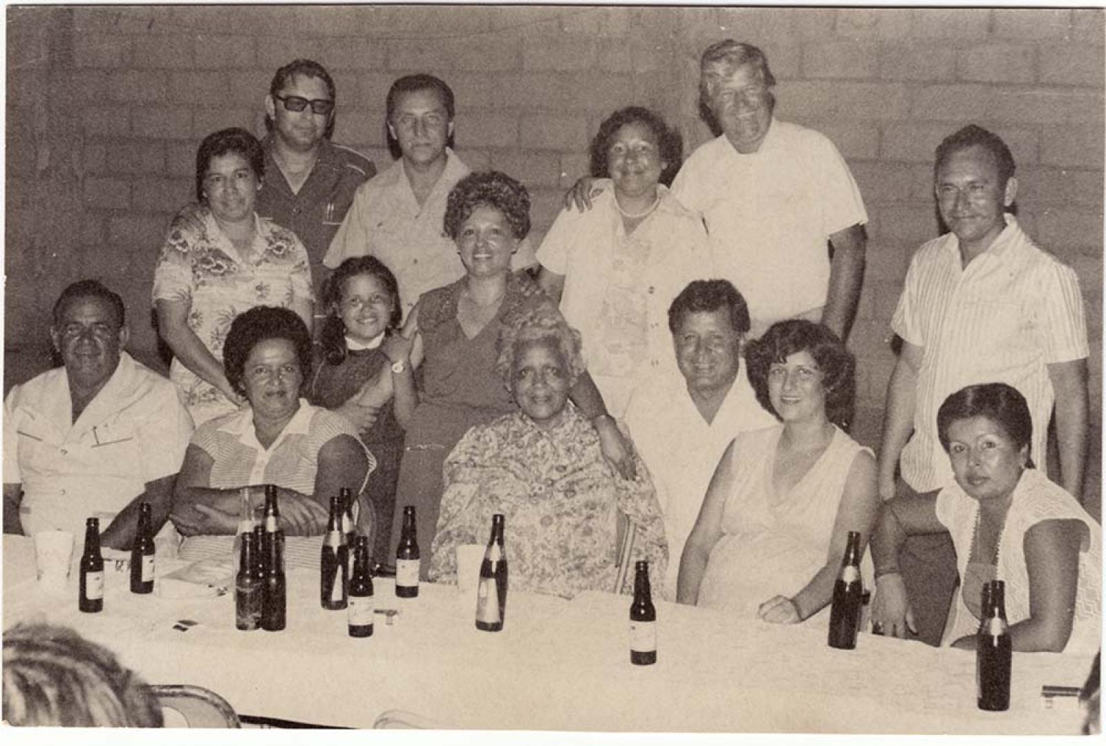Hombres y mujeres en reunión.