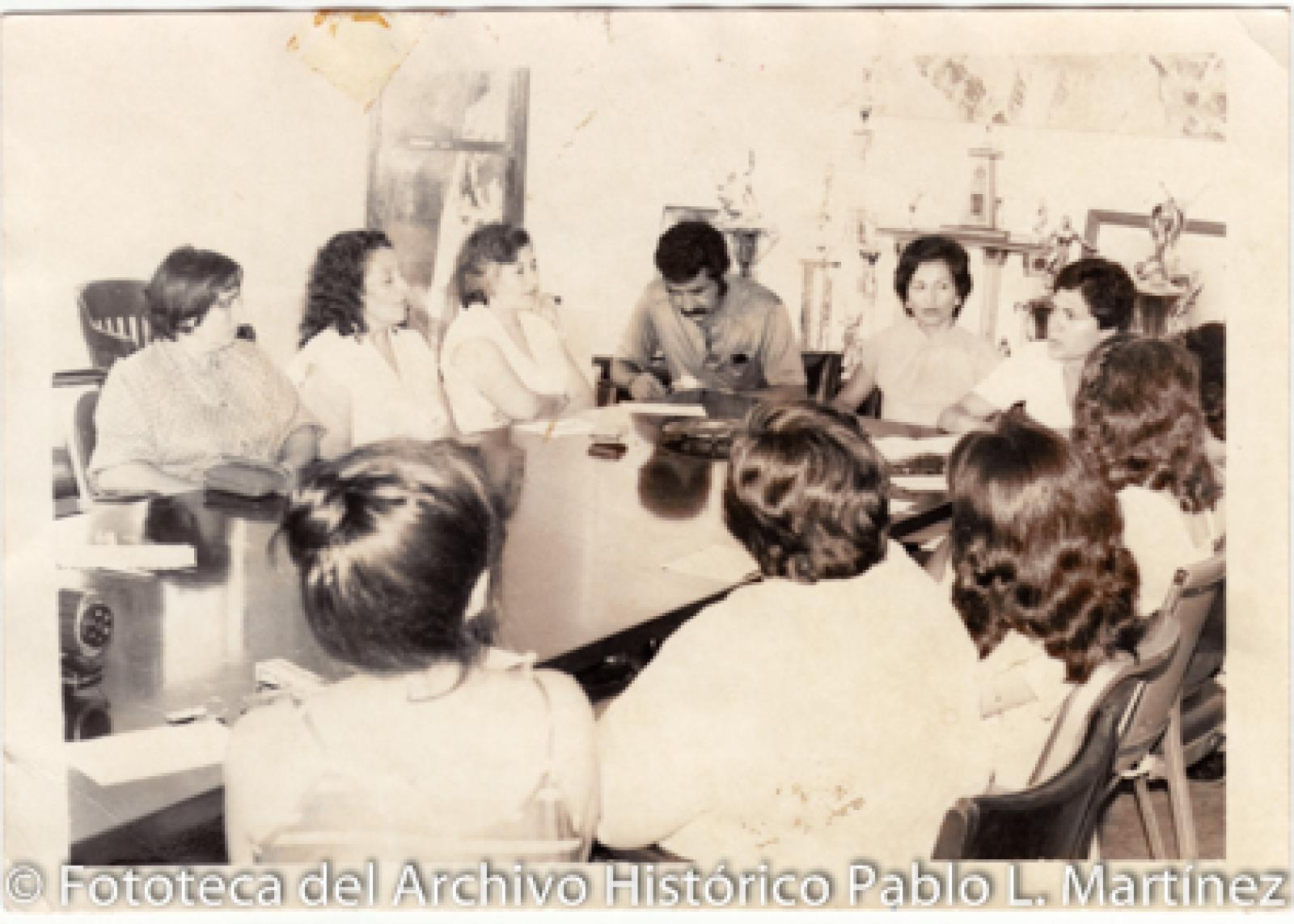 Hombres y mujeres en reunión,