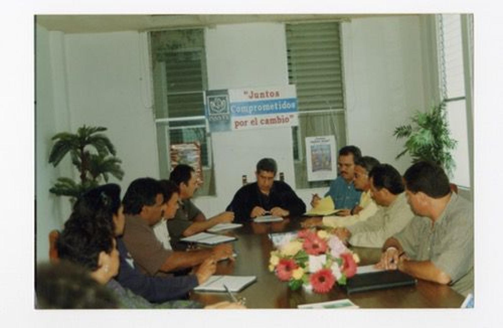 Hombres y mujeres en reunión.