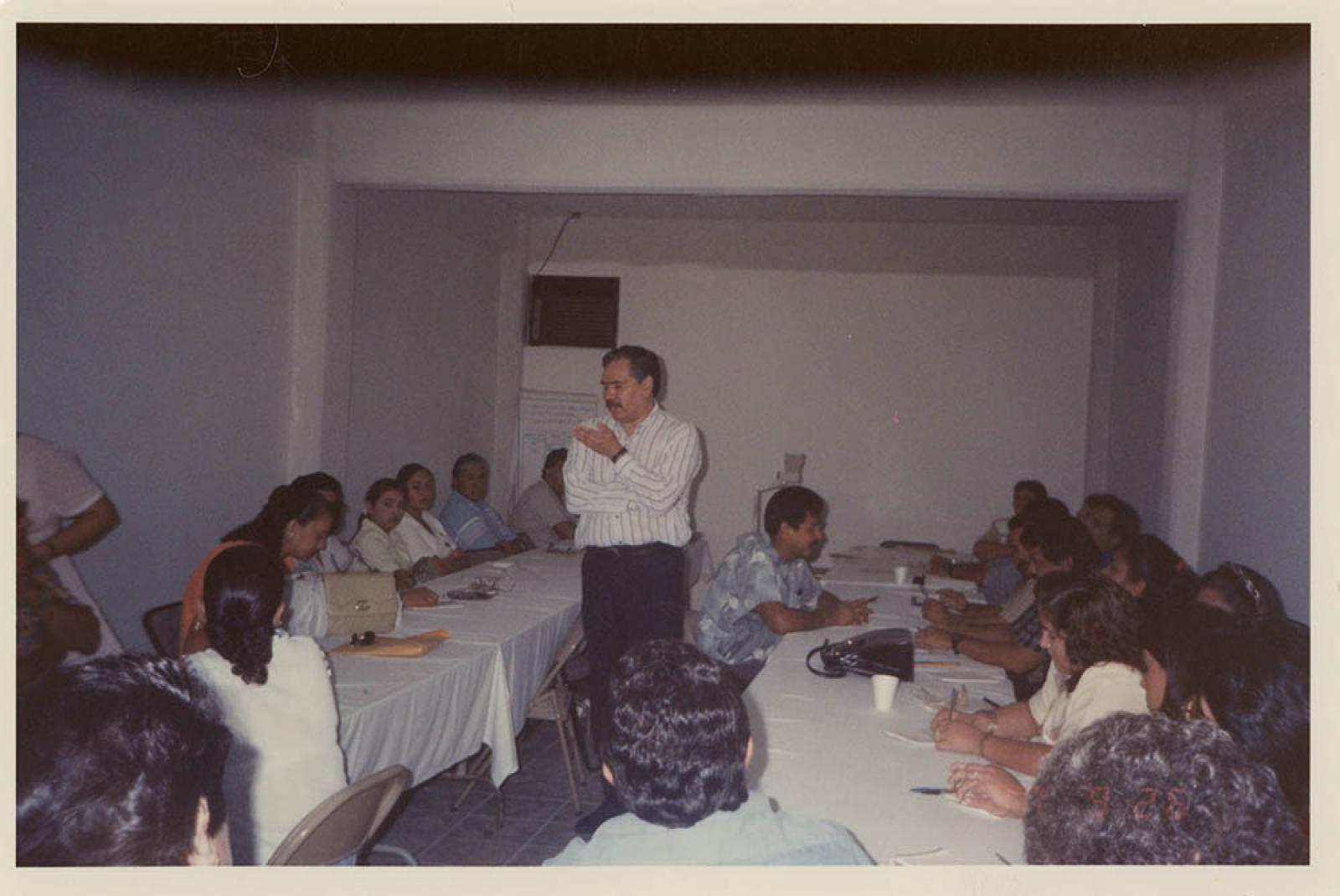 Hombres y mujeres en reunión.