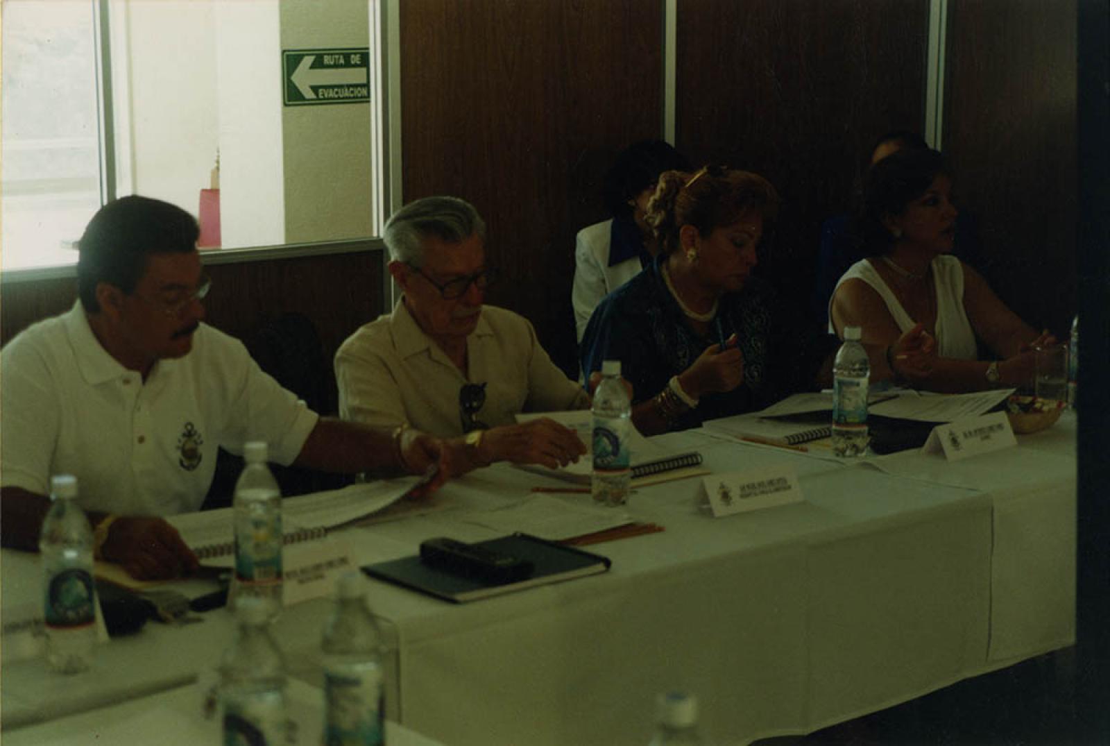 Hombres y mujeres en reunión de trabajo, retrato de grupo.