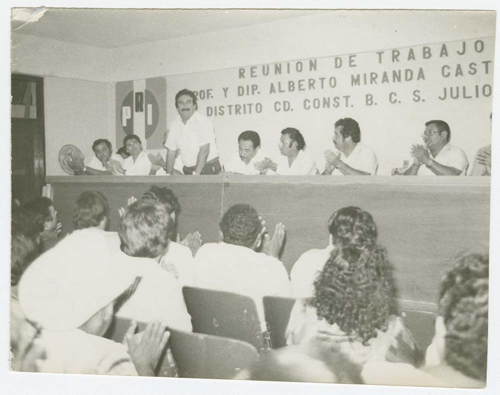 Hombres y mujeres en reunión de trabajo.