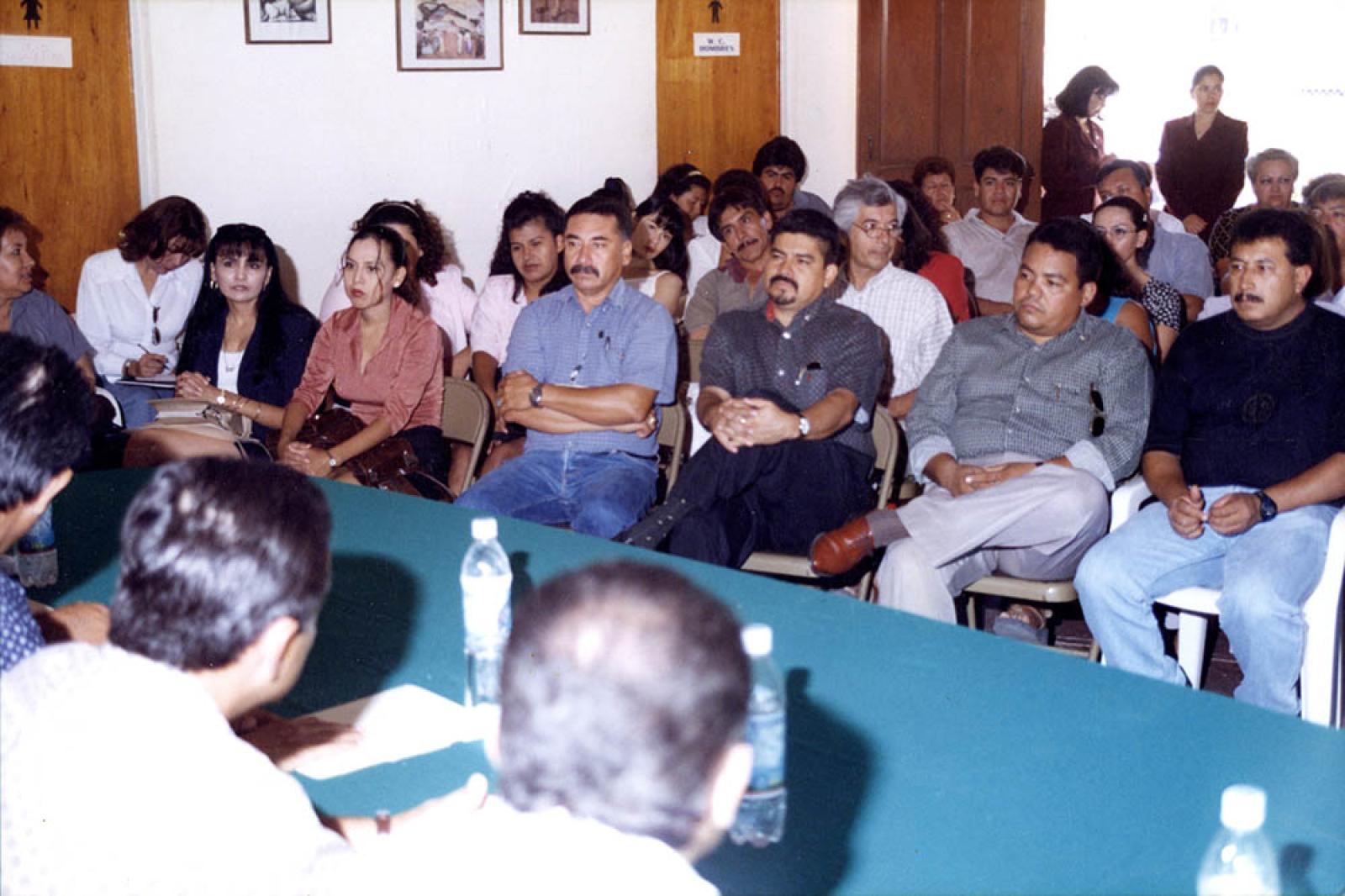 Hombres y mujeres en reunión, retrato.