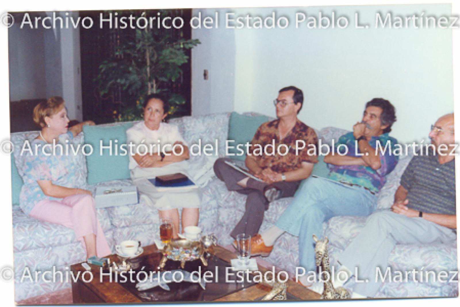 Hombres y mujeres en reunión.