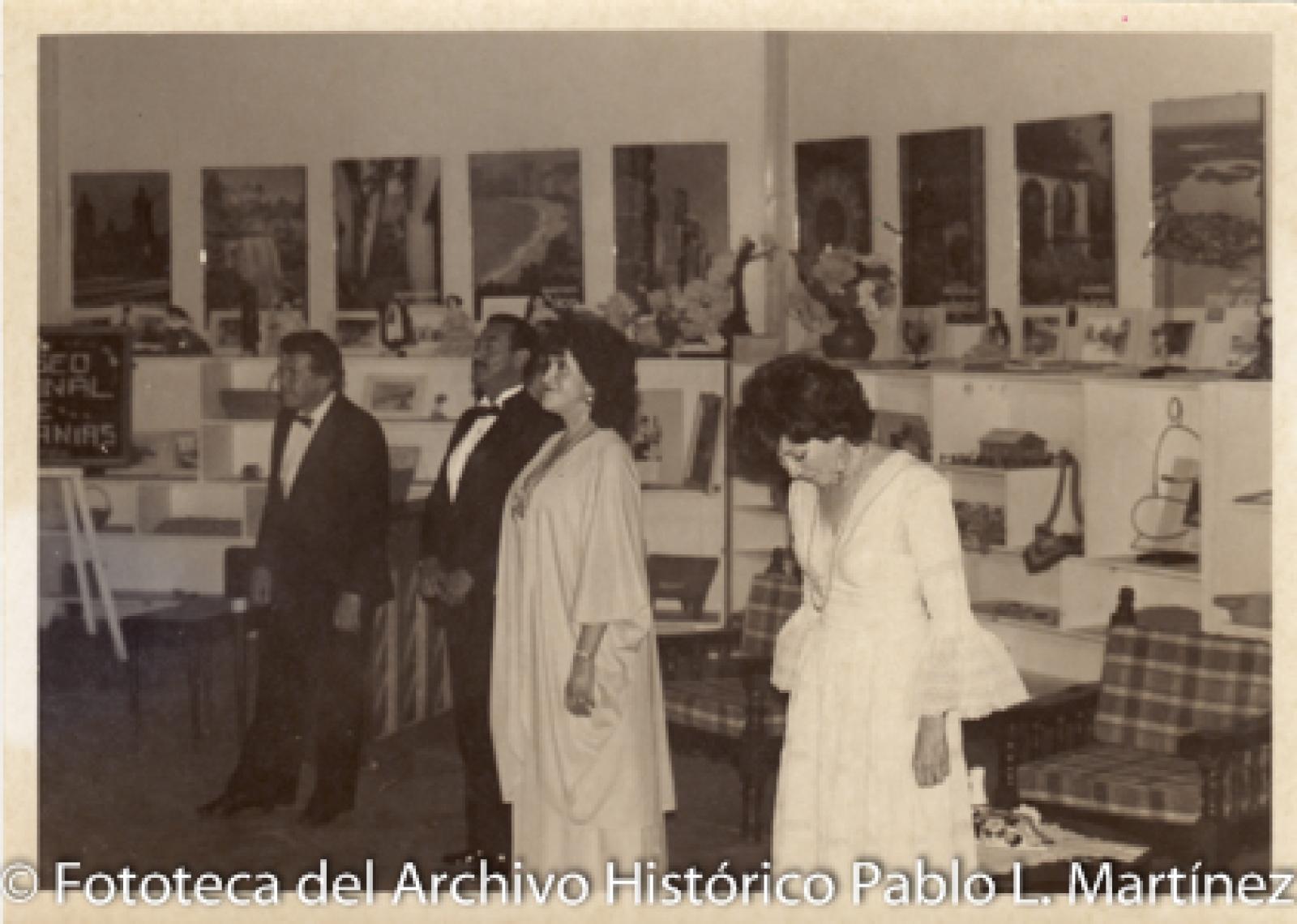 Hombres y mujeres frente a artesanías