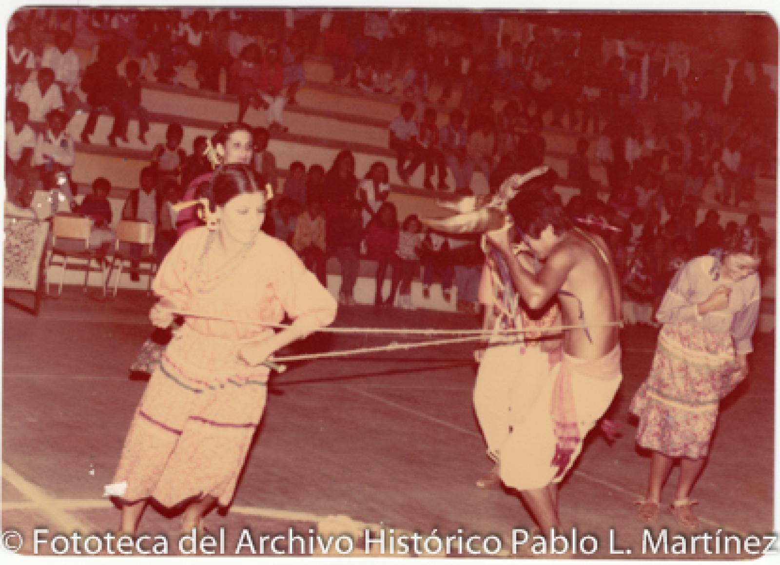 Hombres y mujeres que bailan danza regional