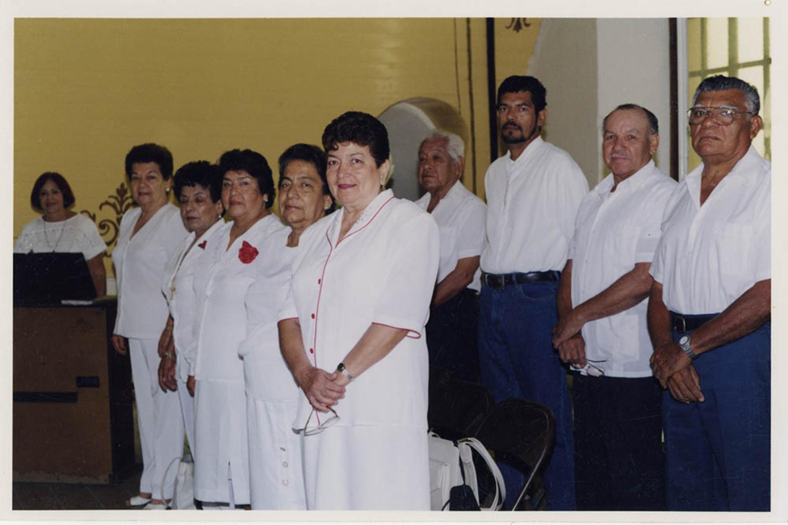 Hombres y mujeres que integran el coro de la catedral de Nuestra Señora del Pilar de La Paz, Baja California Sur.