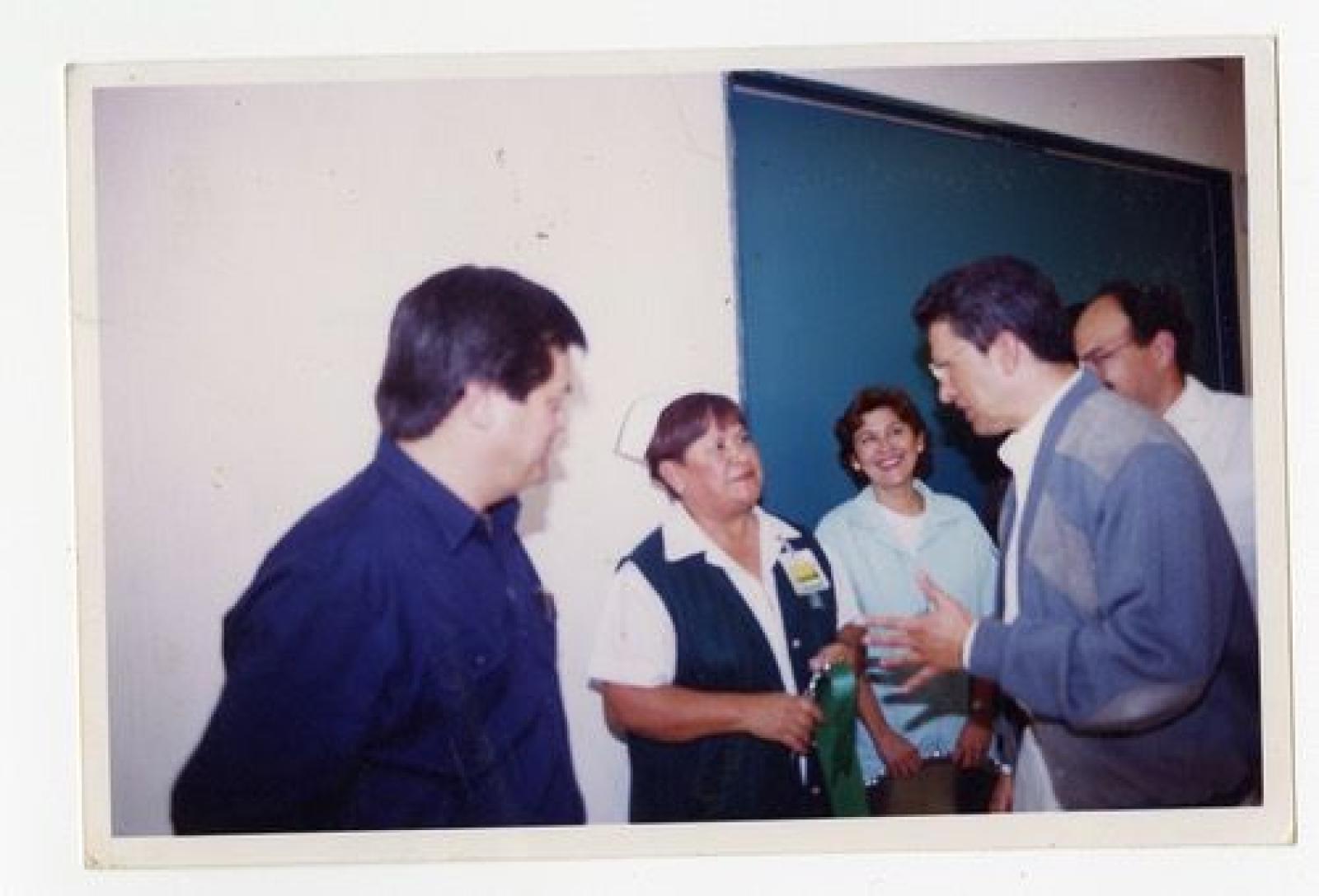 Hombres y mujeres que se saludan.