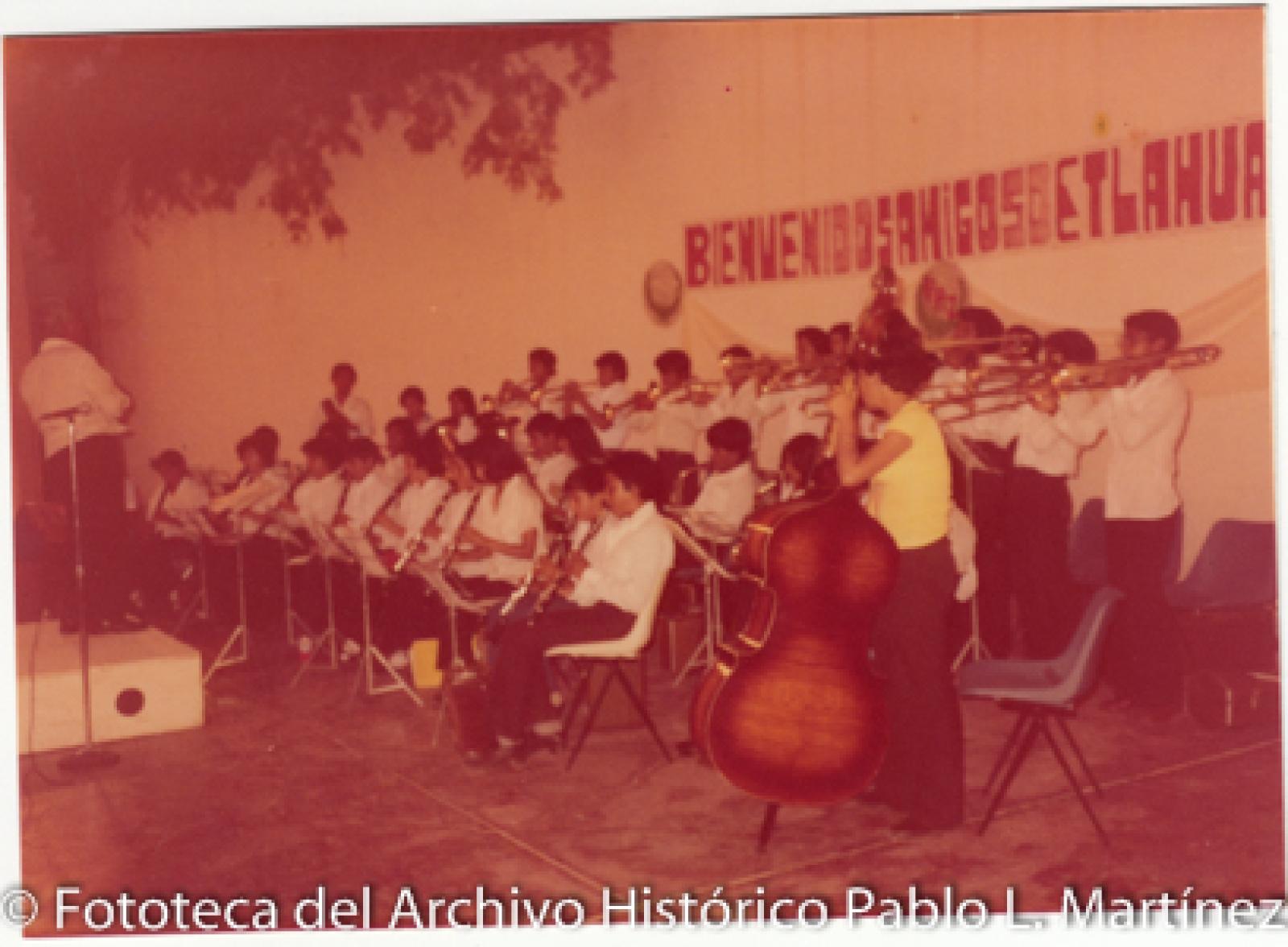 Hombres y mujeres que tocan instrumentos musicales.