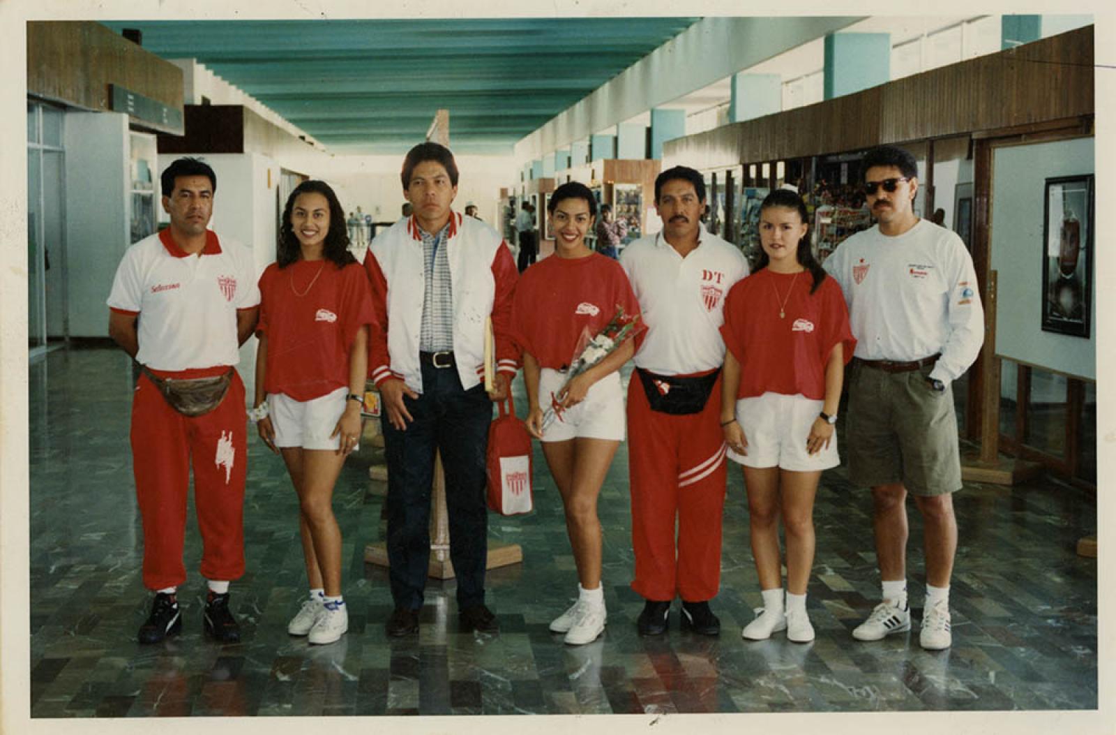 Hombres y mujeres, retrato de grupo.