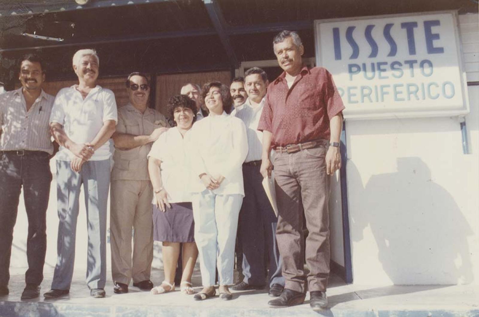 Hombres y mujeres, retrato de grupo.