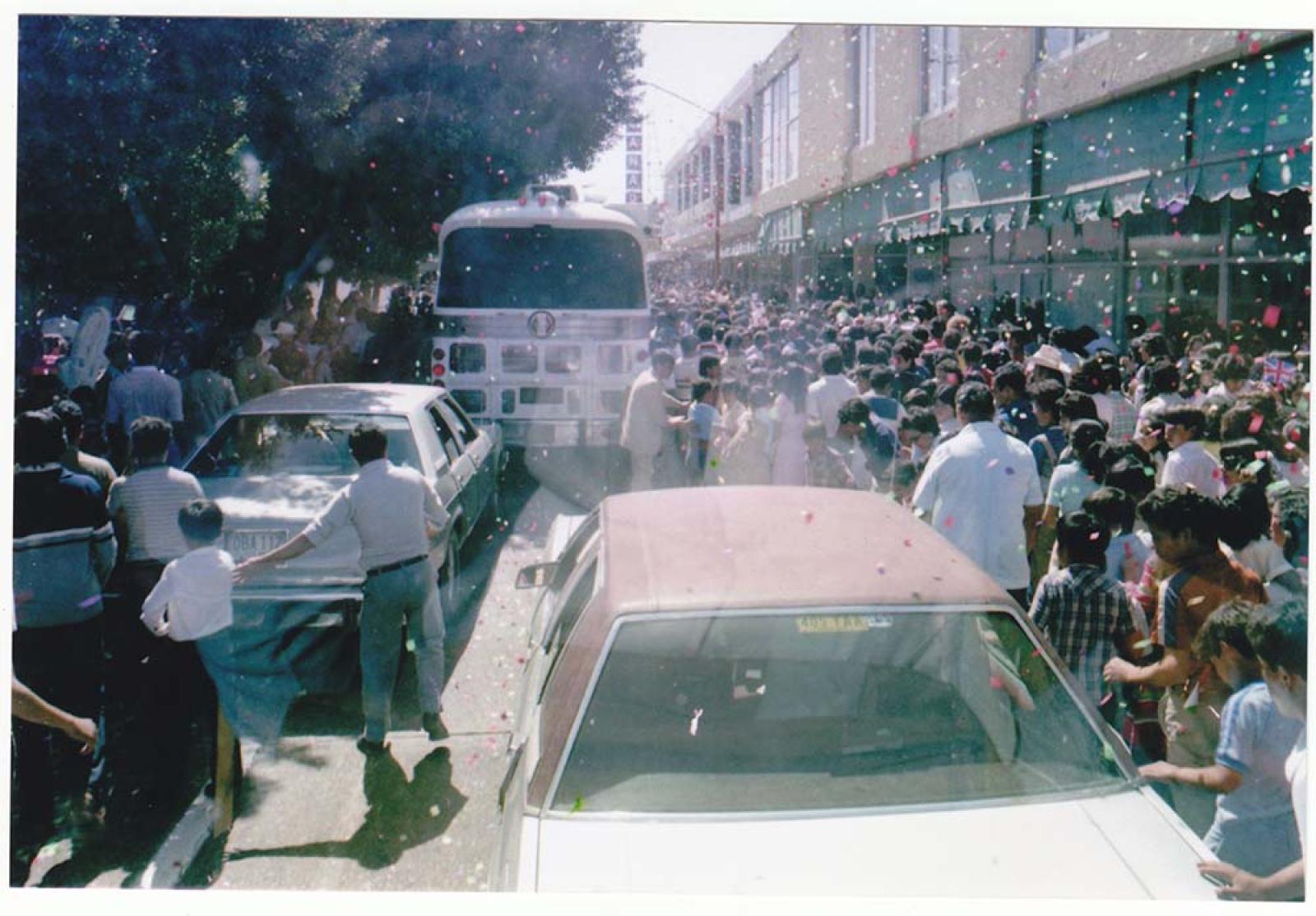 Hombres y mujeres reunidos en calle 16 de Septiembre.