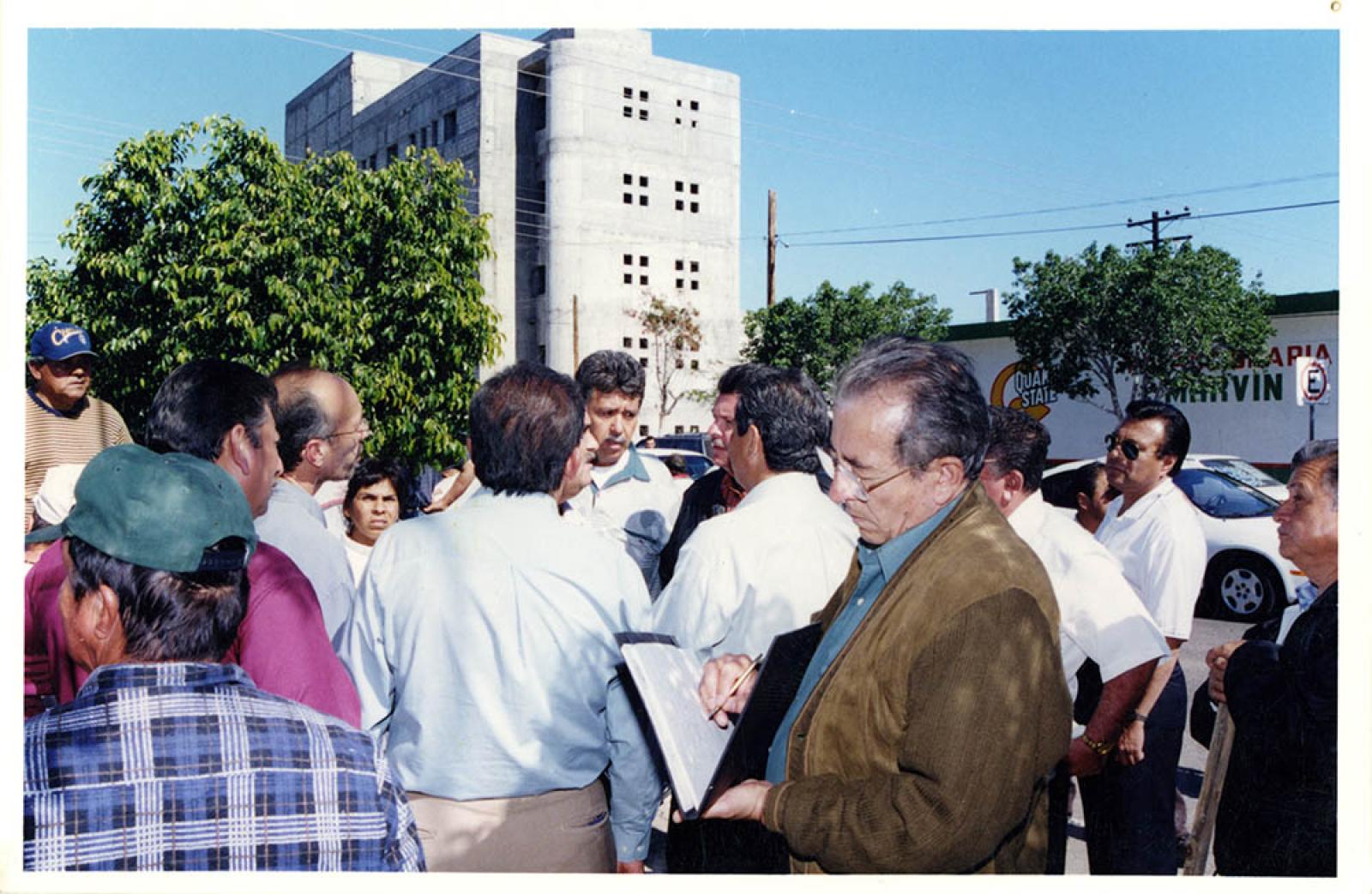 Hombres y mujeres reunidos entre las calles Josefa Ortiz de Domínguez y Nicolás Bravo, La Paz, B.C.S.
