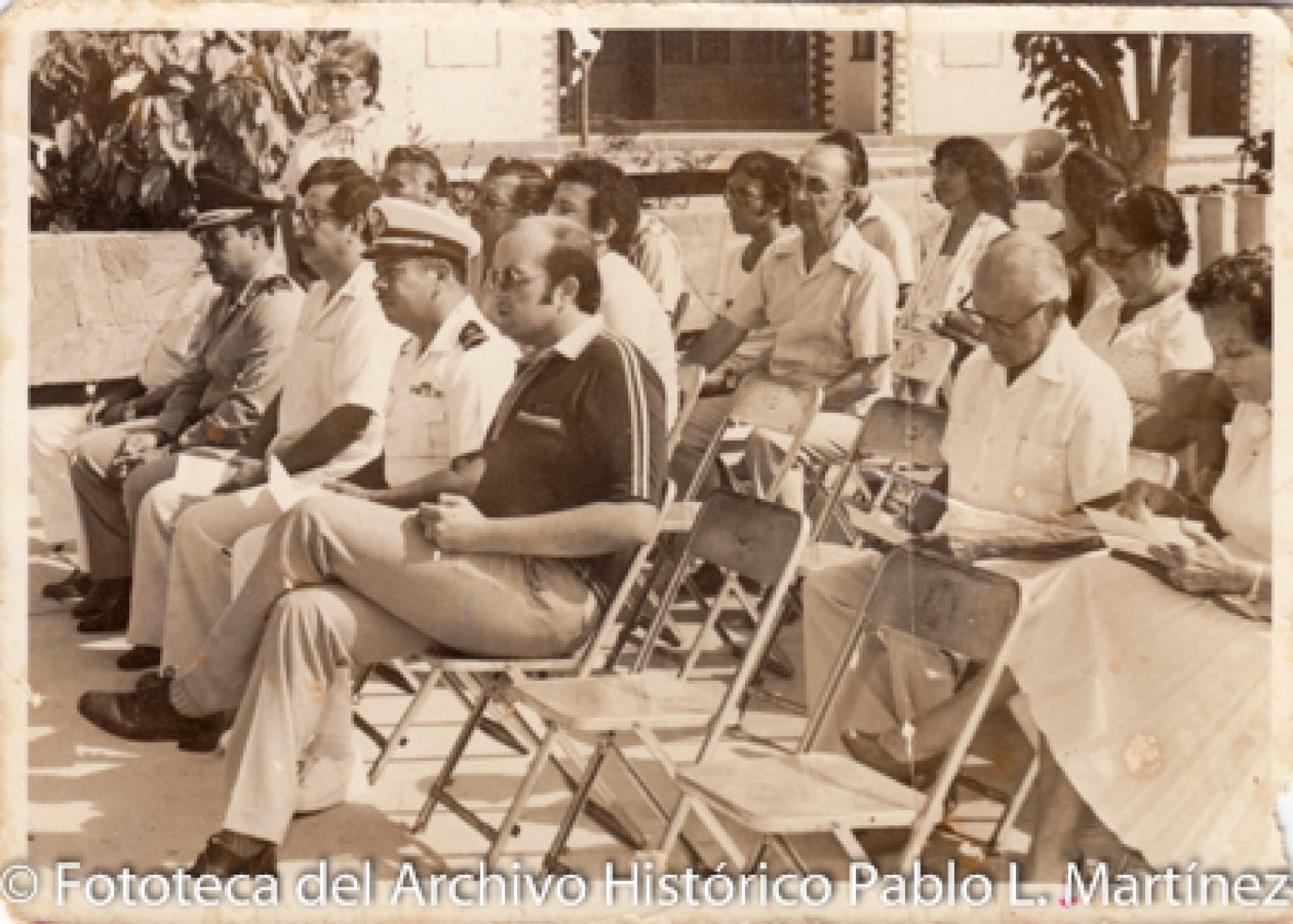 Hombres y mujeres sentados al aire libre