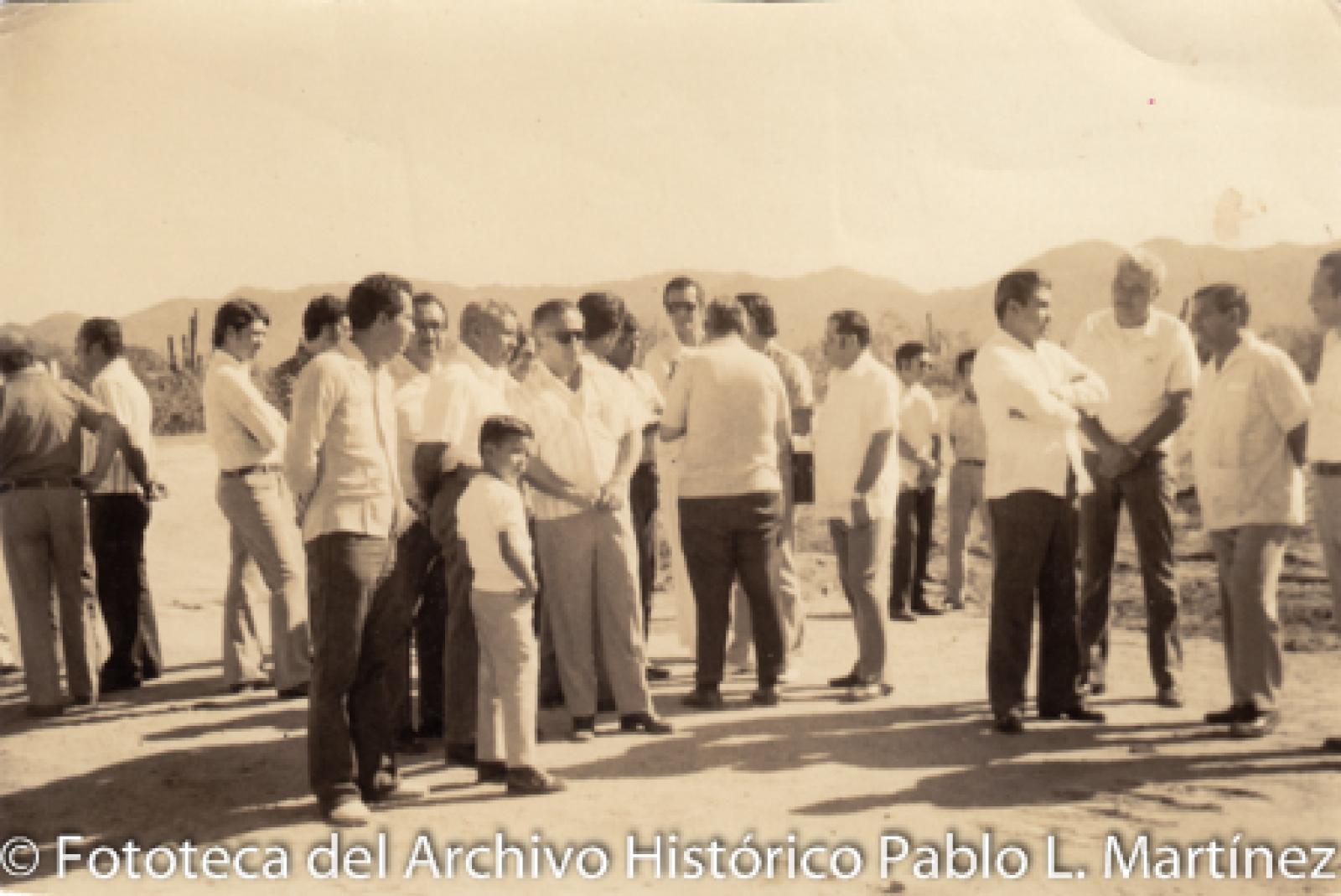 Hombres y niño,  cerros y cactáceas